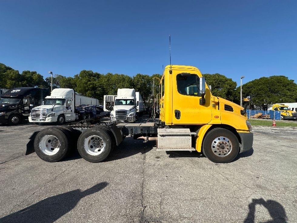Day Cab Tractor-Heavy Duty Tractors-Freightliner-2018-Cascadia 11364ST-Medley-FL-425,730\n\t\tmiles-$ 31,750 - Image 8