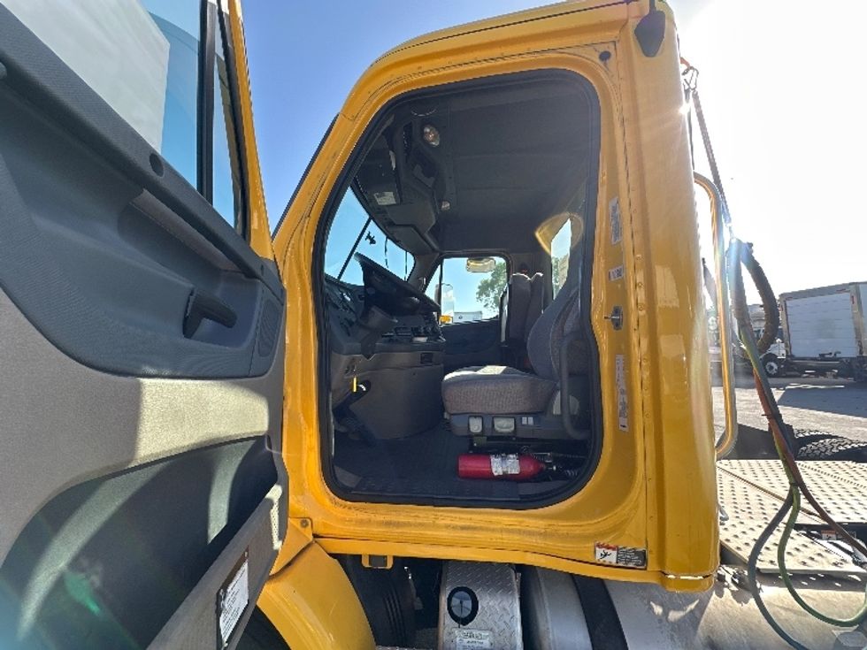 Day Cab Tractor-Heavy Duty Tractors-Freightliner-2018-Cascadia 11364ST-Medley-FL-425,730\n\t\tmiles-$ 31,750 - Image 9