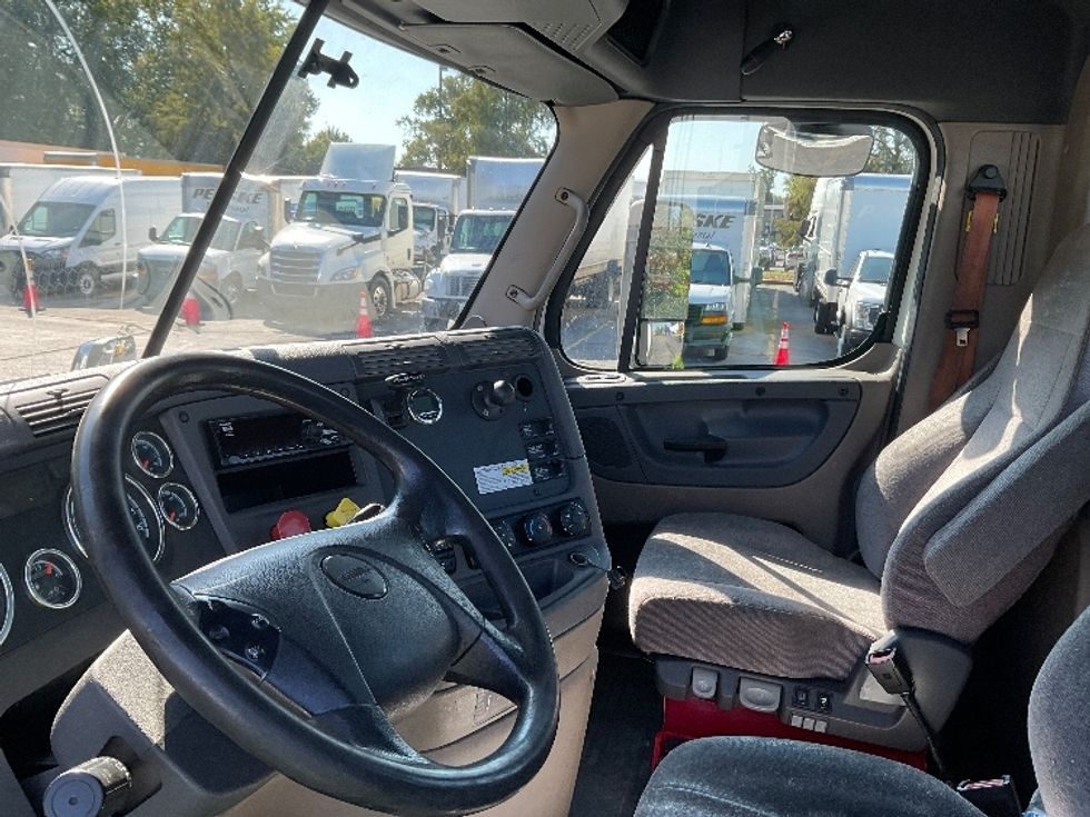 Day Cab Tractor-Heavy Duty Tractors-Freightliner-2018-Cascadia 11364ST-Memphis-TN-585,485\n\t\tmiles-$ 30,750 - Image 10