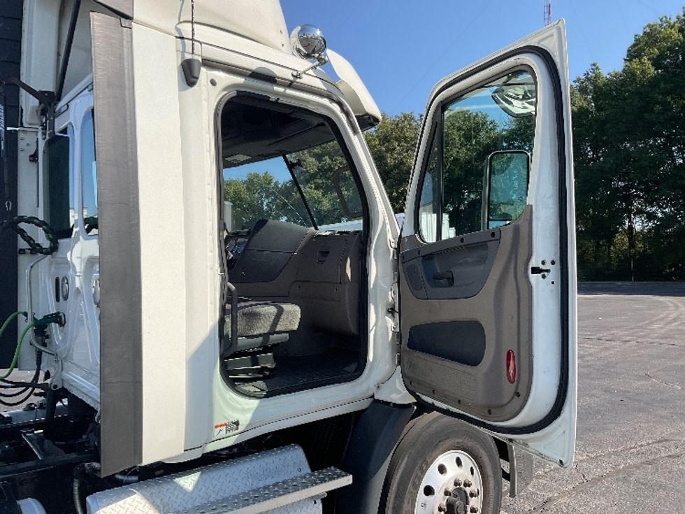 Day Cab Tractor-Heavy Duty Tractors-Freightliner-2018-Cascadia 11364ST-Memphis-TN-585,485\n\t\tmiles-$ 30,750 - Image 12
