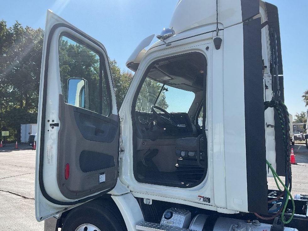 Day Cab Tractor-Heavy Duty Tractors-Freightliner-2018-Cascadia 11364ST-Memphis-TN-585,485\n\t\tmiles-$ 30,750 - Image 9