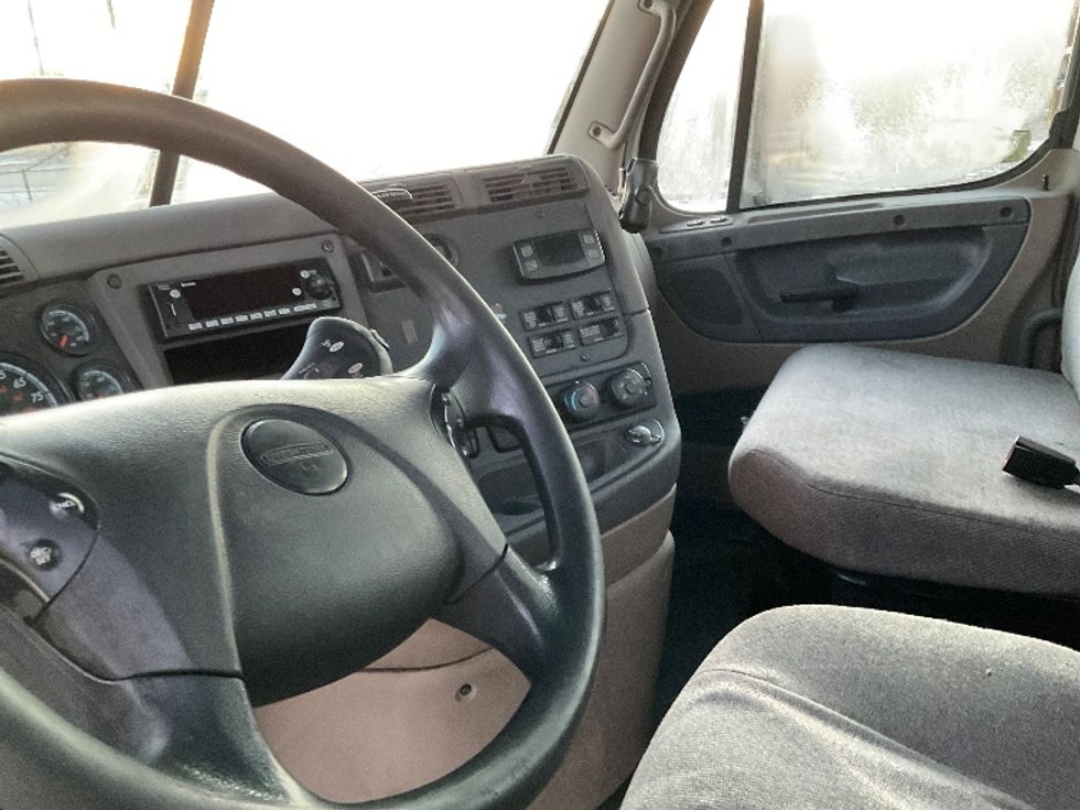 Day Cab Tractor-Heavy Duty Tractors-Freightliner-2018-Cascadia 11364ST-Milwaukee-WI-431,100\n\t\tmiles-$ 36,750 - Image 10