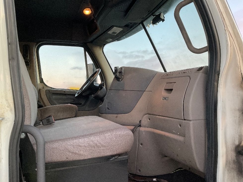 Day Cab Tractor-Heavy Duty Tractors-Freightliner-2018-Cascadia 11364ST-Milwaukee-WI-431,100\n\t\tmiles-$ 36,750 - Image 12