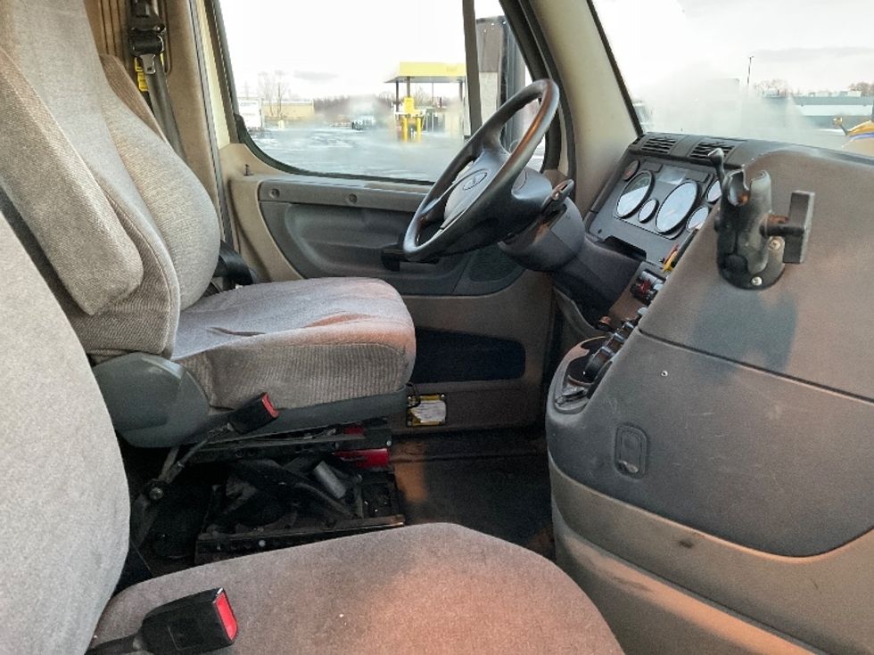 Day Cab Tractor-Heavy Duty Tractors-Freightliner-2018-Cascadia 11364ST-Milwaukee-WI-431,100\n\t\tmiles-$ 36,750 - Image 14