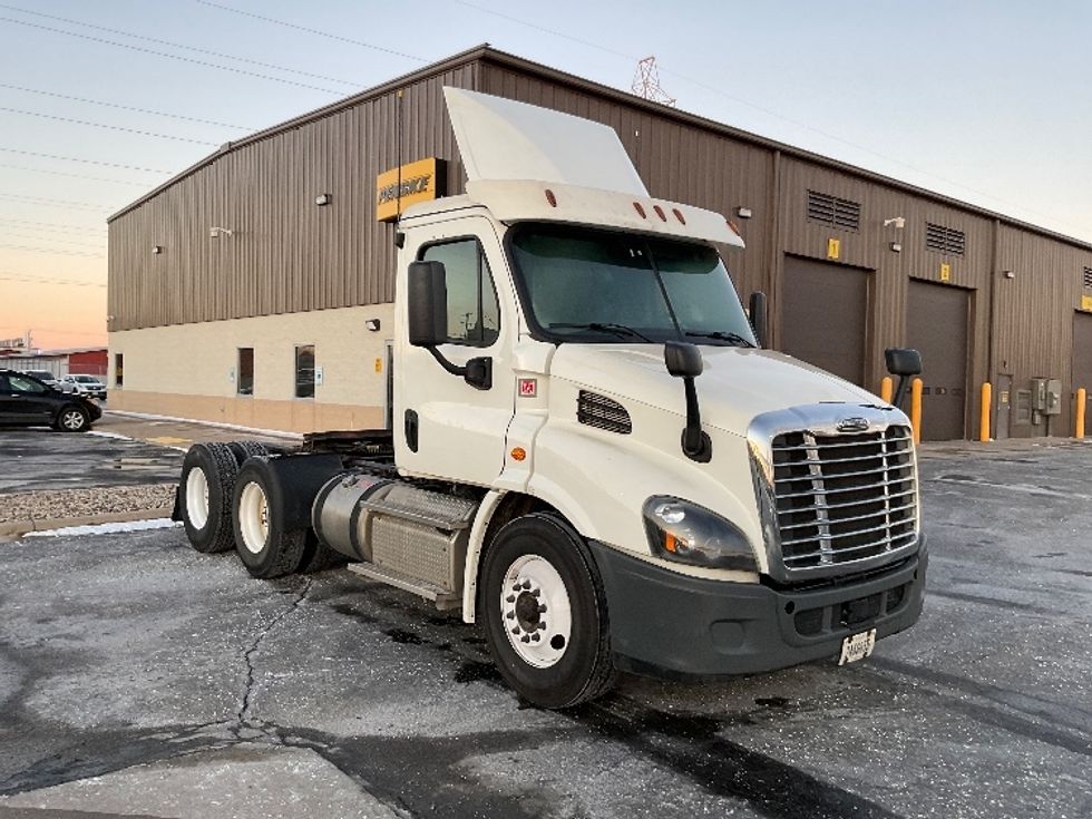 Day Cab Tractor-Heavy Duty Tractors-Freightliner-2018-Cascadia 11364ST-Milwaukee-WI-431,100\n\t\tmiles-$ 36,750 - Image 3