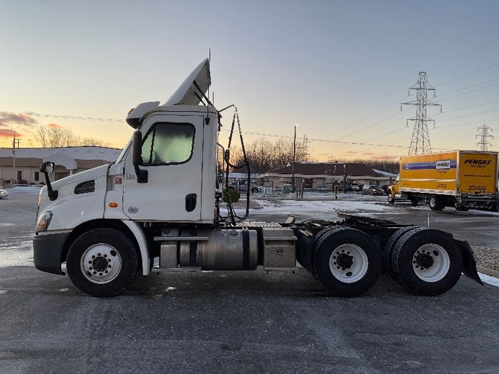 Day Cab Tractor-Heavy Duty Tractors-Freightliner-2018-Cascadia 11364ST-Milwaukee-WI-431,100\n\t\tmiles-$ 36,750 - Image 4