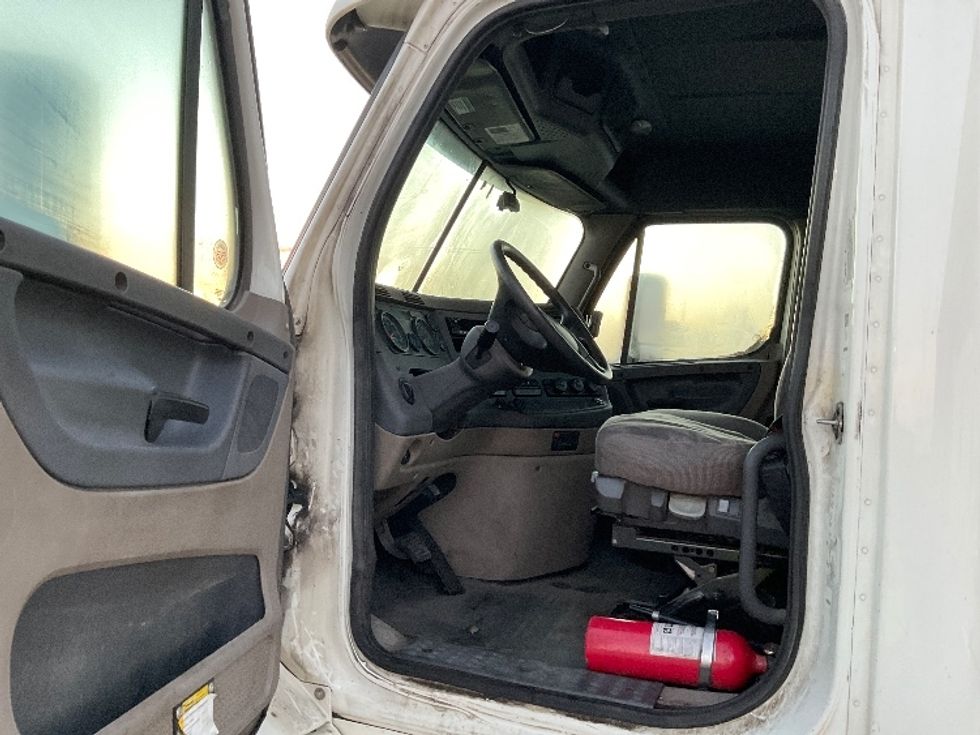 Day Cab Tractor-Heavy Duty Tractors-Freightliner-2018-Cascadia 11364ST-Milwaukee-WI-431,100\n\t\tmiles-$ 36,750 - Image 9