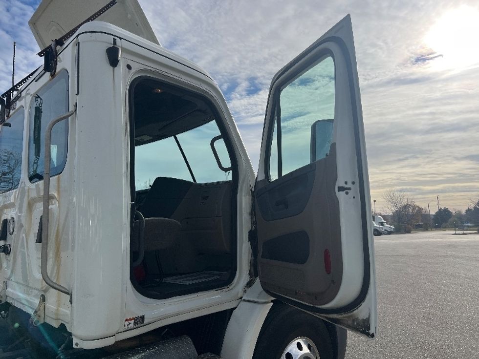 Day Cab Tractor-Heavy Duty Tractors-Freightliner-2018-Cascadia 11364ST-Mississauga-ON-168,701\n\t\tkm-$ 52,750 - Image 12