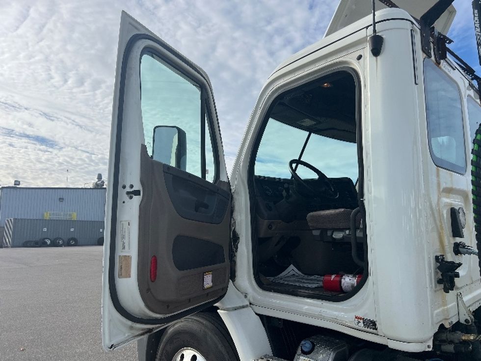 Day Cab Tractor-Heavy Duty Tractors-Freightliner-2018-Cascadia 11364ST-Mississauga-ON-168,701\n\t\tkm-$ 52,750 - Image 9