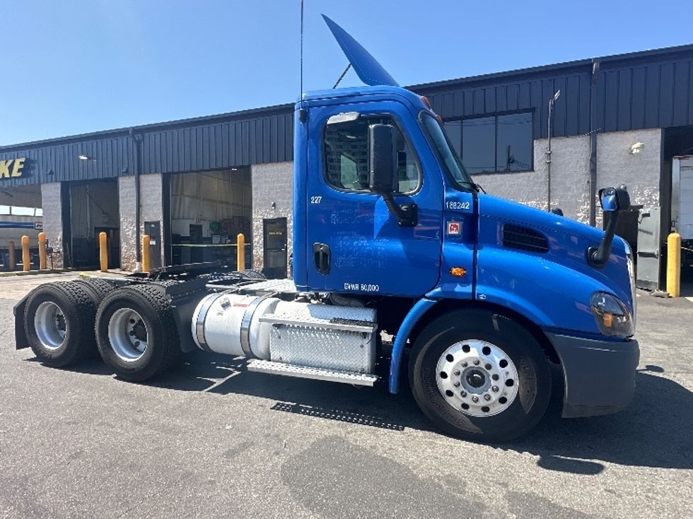 Day Cab Tractor-Heavy Duty Tractors-Freightliner-2018-Cascadia 11364ST-North Bergen-NJ-176,079\n\t\tmiles-$ 47,750 - Image 1