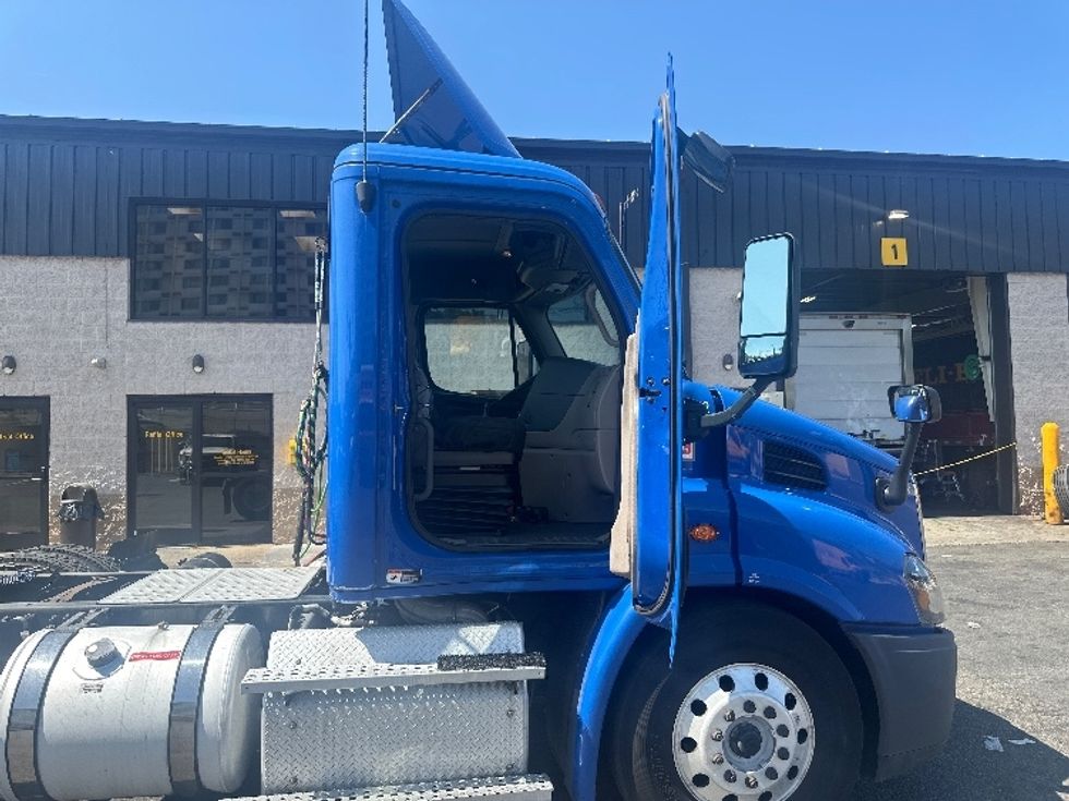 Day Cab Tractor-Heavy Duty Tractors-Freightliner-2018-Cascadia 11364ST-North Bergen-NJ-176,079\n\t\tmiles-$ 47,750 - Image 12