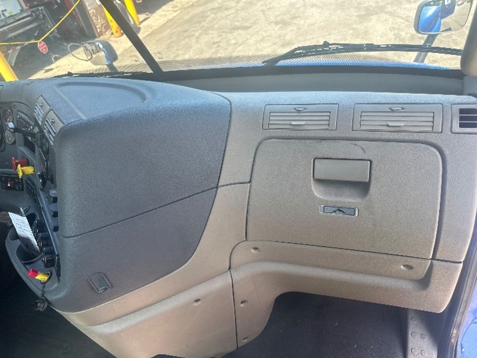 Day Cab Tractor-Heavy Duty Tractors-Freightliner-2018-Cascadia 11364ST-North Bergen-NJ-176,079\n\t\tmiles-$ 47,750 - Image 13