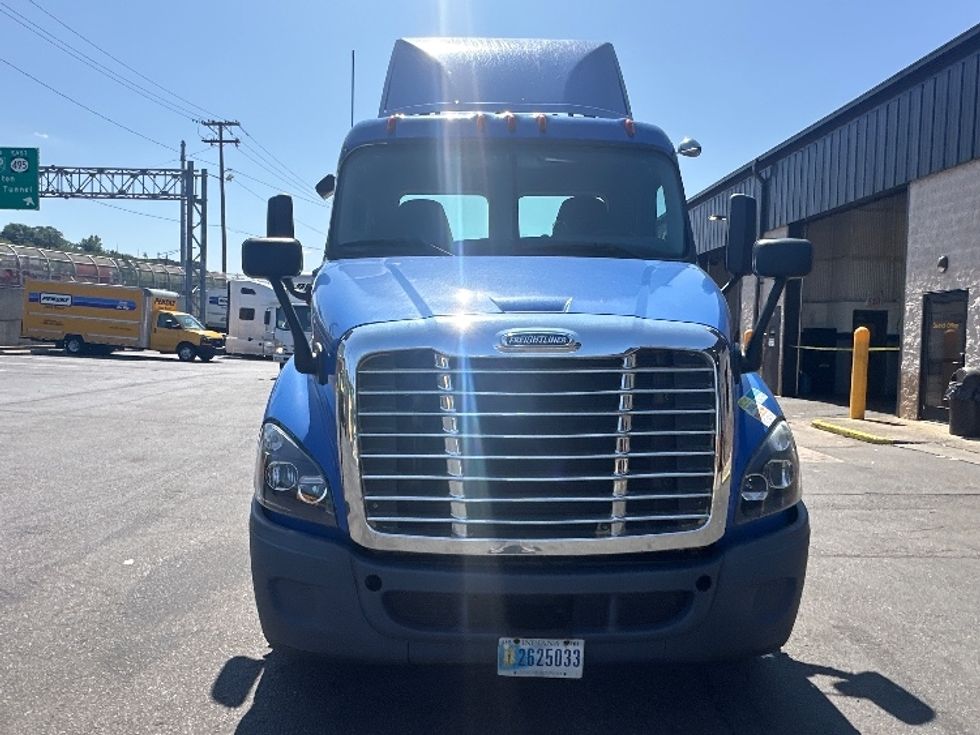 Day Cab Tractor-Heavy Duty Tractors-Freightliner-2018-Cascadia 11364ST-North Bergen-NJ-176,079\n\t\tmiles-$ 47,750 - Image 2