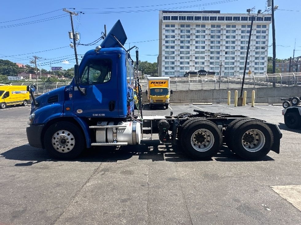 Day Cab Tractor-Heavy Duty Tractors-Freightliner-2018-Cascadia 11364ST-North Bergen-NJ-176,079\n\t\tmiles-$ 47,750 - Image 4