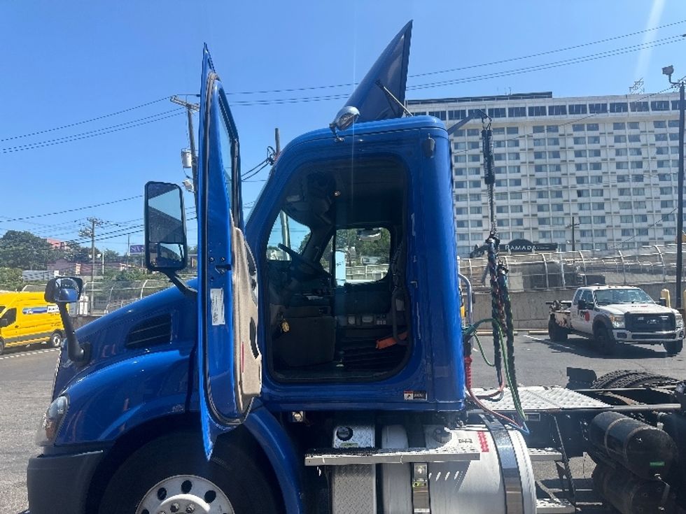 Day Cab Tractor-Heavy Duty Tractors-Freightliner-2018-Cascadia 11364ST-North Bergen-NJ-176,079\n\t\tmiles-$ 47,750 - Image 9