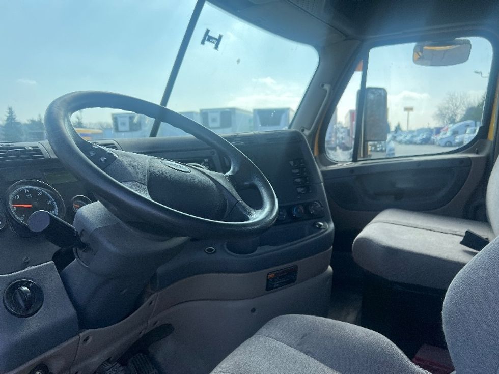 Day Cab Tractor-Heavy Duty Tractors-Freightliner-2018-Cascadia 11364ST-Oakwood Village-OH-349,361\n\t\tmiles-$ 35,500 - Image 10