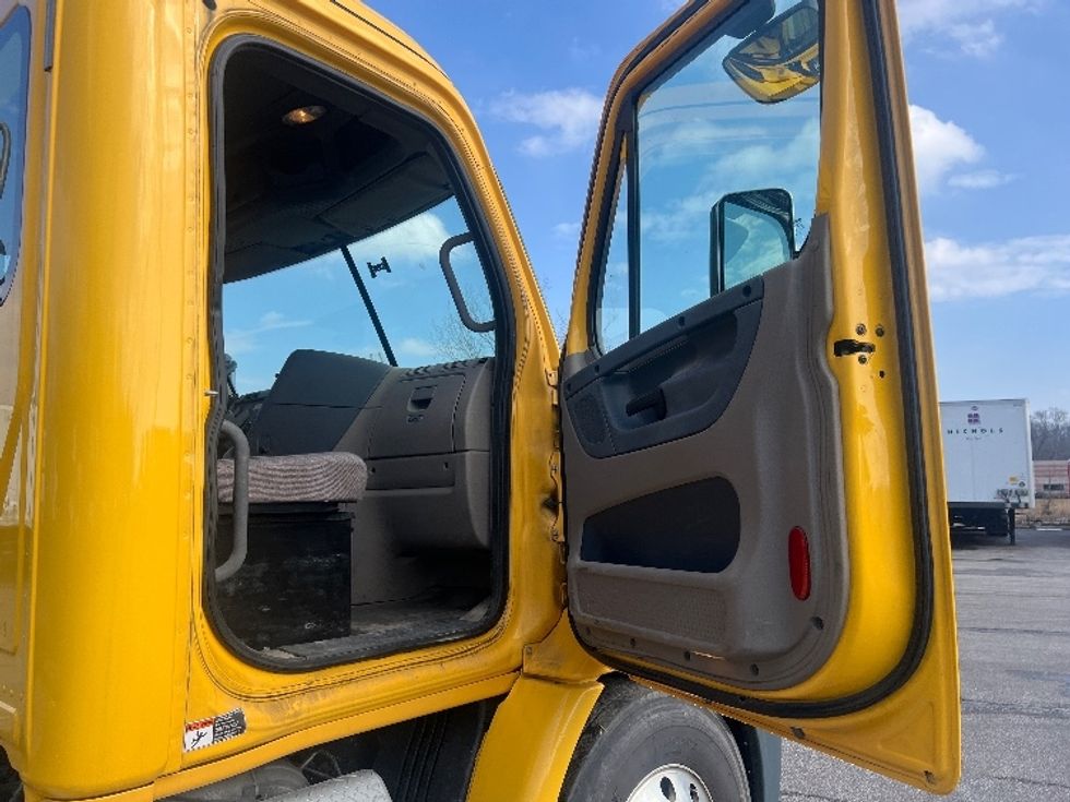 Day Cab Tractor-Heavy Duty Tractors-Freightliner-2018-Cascadia 11364ST-Oakwood Village-OH-349,361\n\t\tmiles-$ 35,500 - Image 12