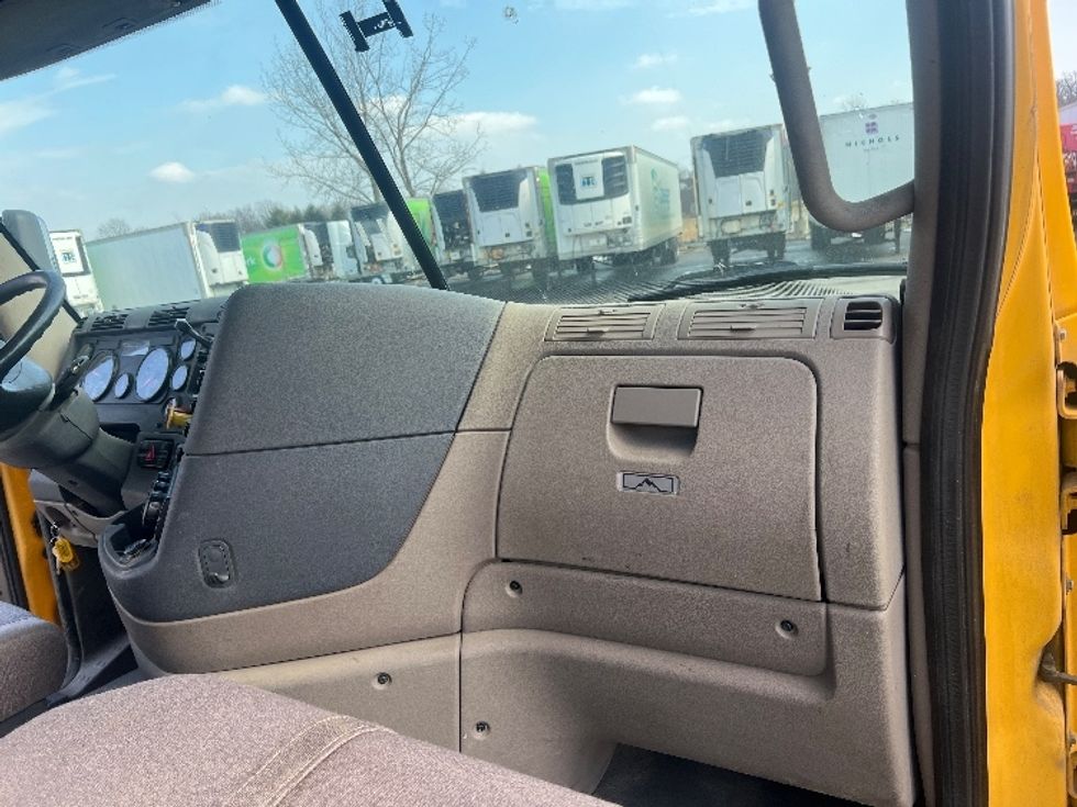 Day Cab Tractor-Heavy Duty Tractors-Freightliner-2018-Cascadia 11364ST-Oakwood Village-OH-349,361\n\t\tmiles-$ 35,500 - Image 13