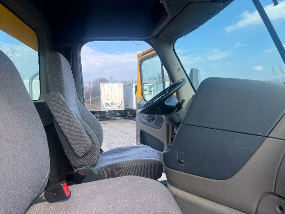 Day Cab Tractor-Heavy Duty Tractors-Freightliner-2018-Cascadia 11364ST-Oakwood Village-OH-349,361\n\t\tmiles-$ 35,500 - Image 14