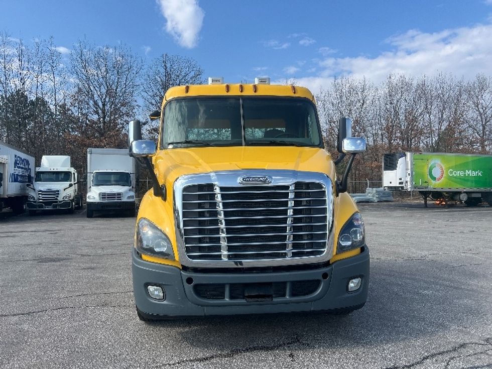 Day Cab Tractor-Heavy Duty Tractors-Freightliner-2018-Cascadia 11364ST-Oakwood Village-OH-349,361\n\t\tmiles-$ 35,500 - Image 2