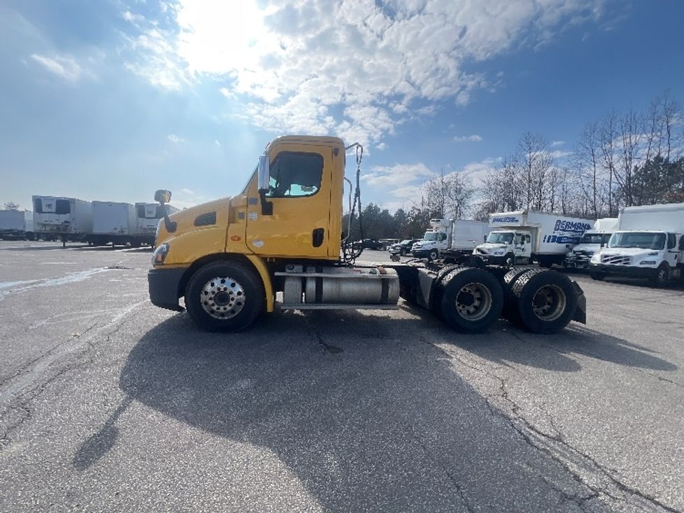 Day Cab Tractor-Heavy Duty Tractors-Freightliner-2018-Cascadia 11364ST-Oakwood Village-OH-349,361\n\t\tmiles-$ 35,500 - Image 4