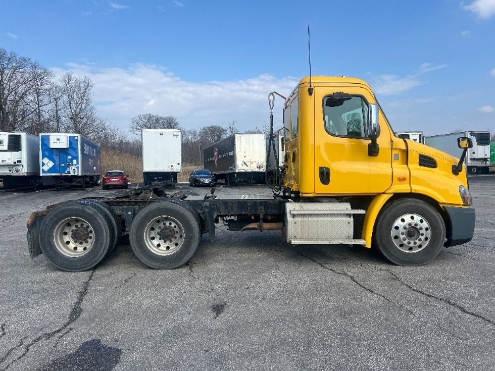 Day Cab Tractor-Heavy Duty Tractors-Freightliner-2018-Cascadia 11364ST-Oakwood Village-OH-349,361\n\t\tmiles-$ 35,500 - Image 8