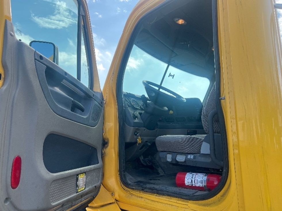 Day Cab Tractor-Heavy Duty Tractors-Freightliner-2018-Cascadia 11364ST-Oakwood Village-OH-349,361\n\t\tmiles-$ 35,500 - Image 9