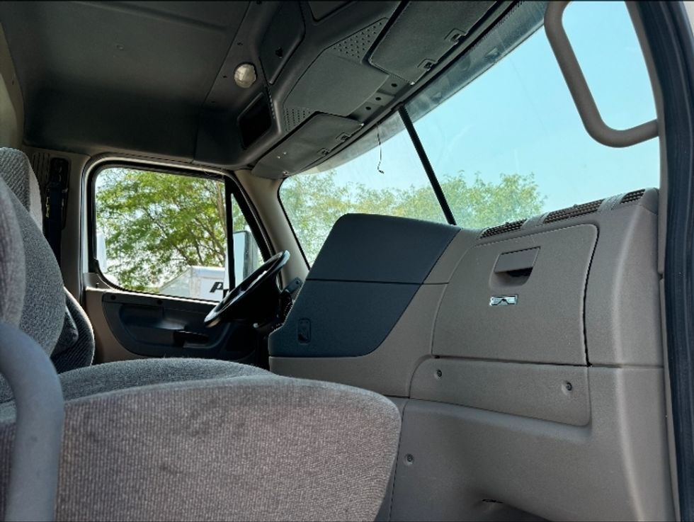 Day Cab Tractor-Heavy Duty Tractors-Freightliner-2018-Cascadia 11364ST-Omaha-NE-279,279\n\t\tmiles-$ 47,250 - Image 14