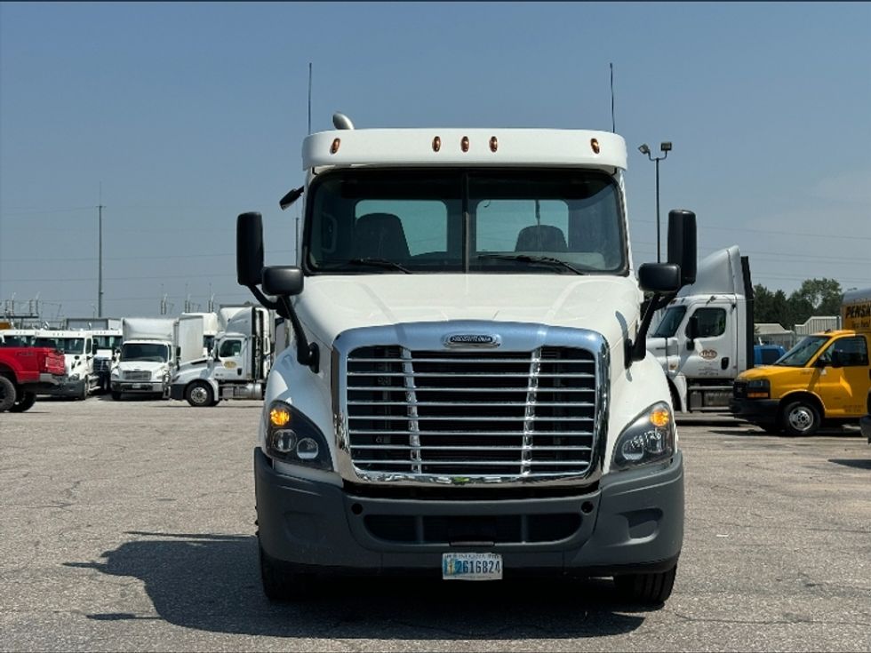 Day Cab Tractor-Heavy Duty Tractors-Freightliner-2018-Cascadia 11364ST-Omaha-NE-279,279\n\t\tmiles-$ 47,250 - Image 2