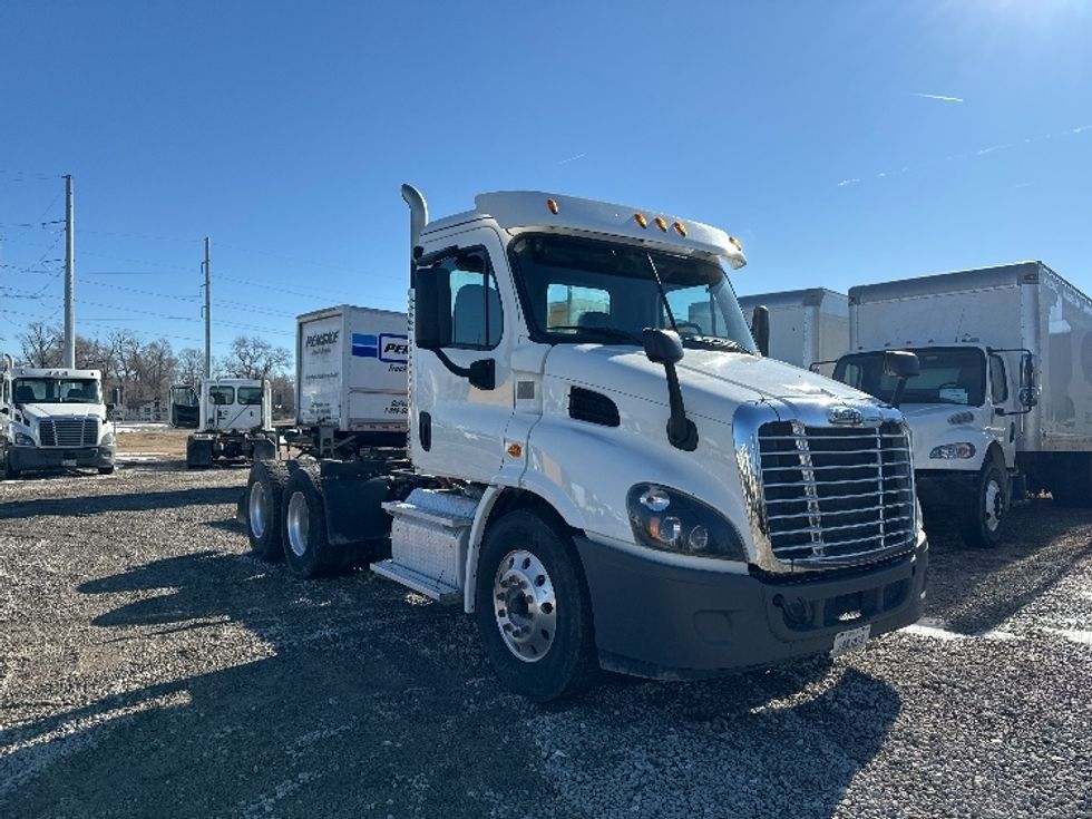 Day Cab Tractor-Heavy Duty Tractors-Freightliner-2018-Cascadia 11364ST-Omaha-NE-306,645\n\t\tmiles-$ 45,500 - Image 1
