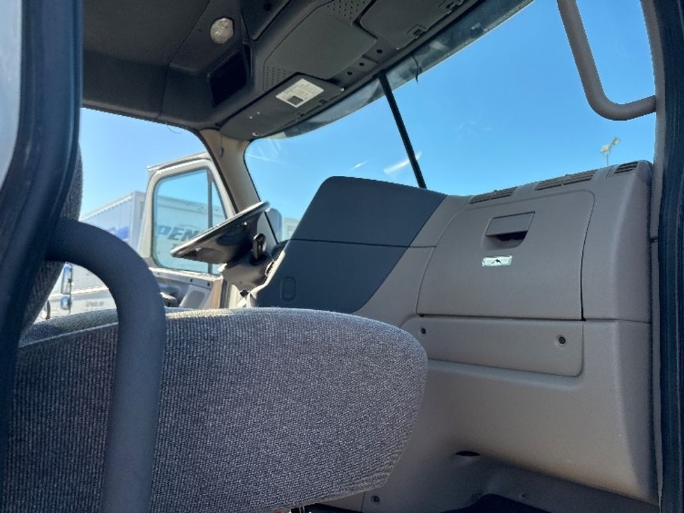Day Cab Tractor-Heavy Duty Tractors-Freightliner-2018-Cascadia 11364ST-Omaha-NE-306,645\n\t\tmiles-$ 45,500 - Image 12