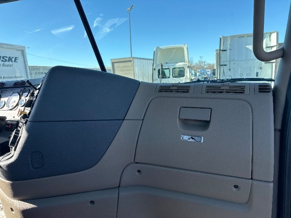 Day Cab Tractor-Heavy Duty Tractors-Freightliner-2018-Cascadia 11364ST-Omaha-NE-306,645\n\t\tmiles-$ 45,500 - Image 13