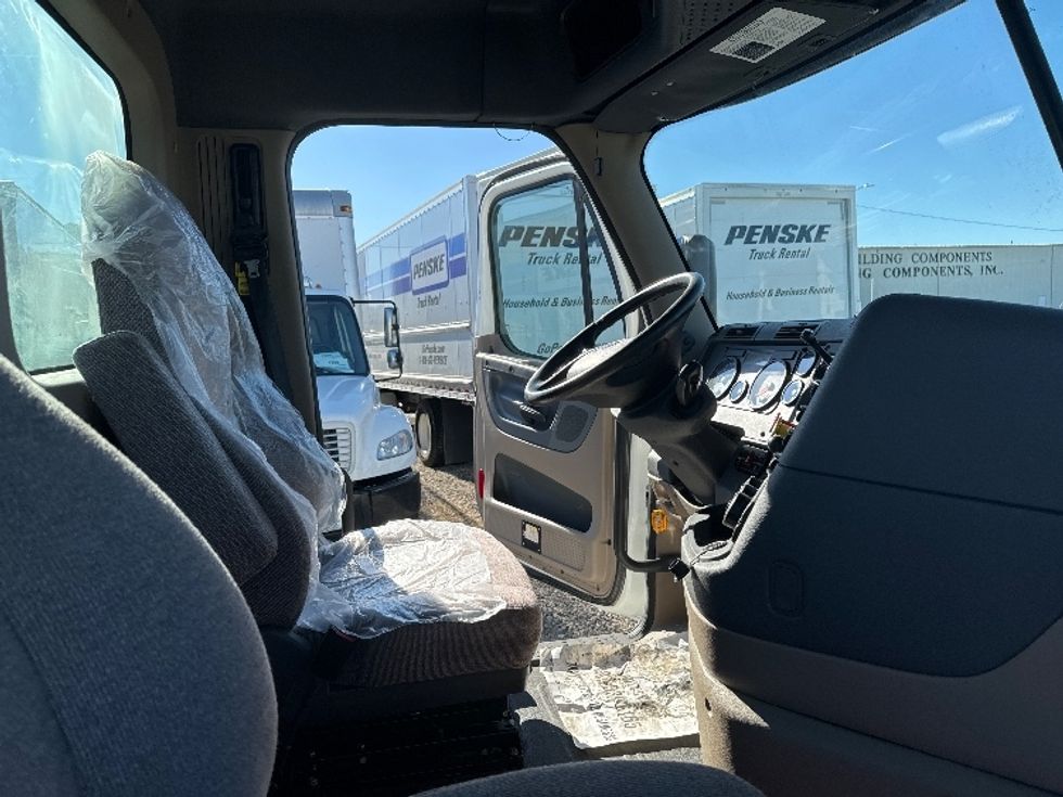 Day Cab Tractor-Heavy Duty Tractors-Freightliner-2018-Cascadia 11364ST-Omaha-NE-306,645\n\t\tmiles-$ 45,500 - Image 14