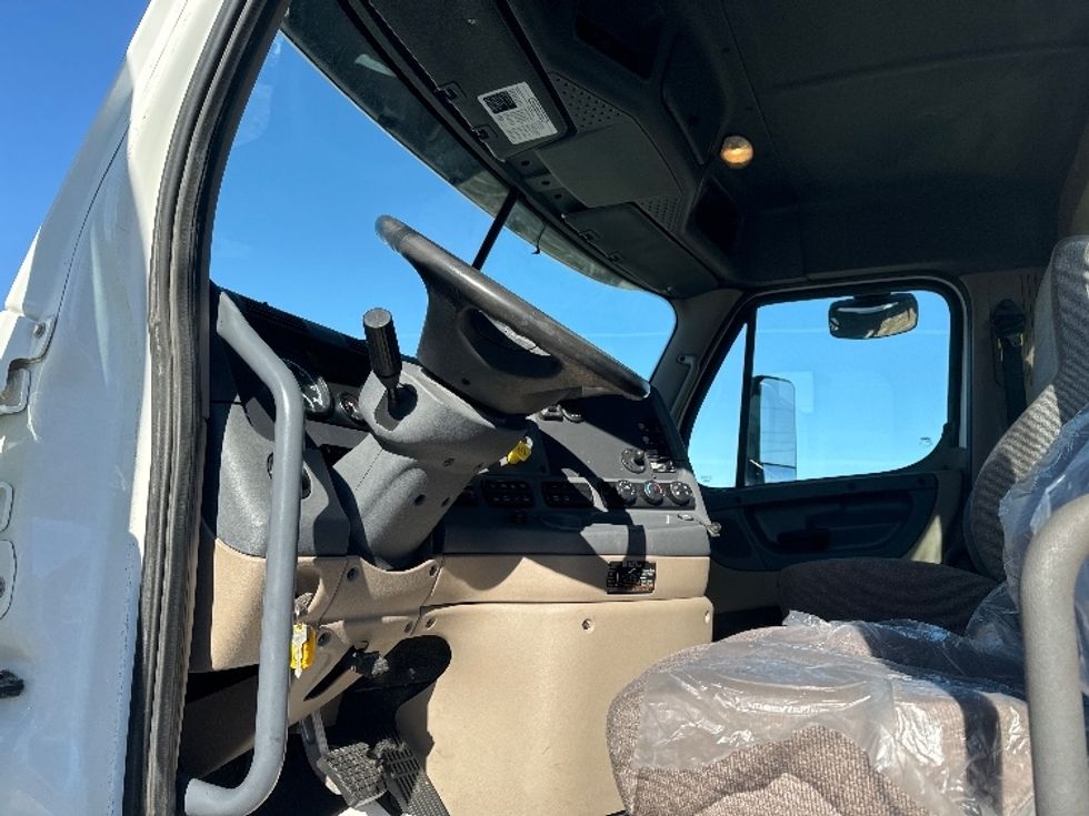 Day Cab Tractor-Heavy Duty Tractors-Freightliner-2018-Cascadia 11364ST-Omaha-NE-306,645\n\t\tmiles-$ 45,500 - Image 9
