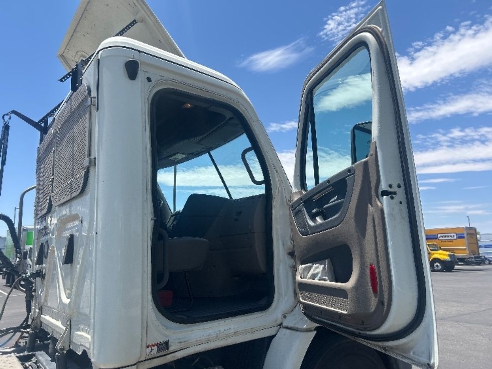 Day Cab Tractor-Heavy Duty Tractors-Freightliner-2018-Cascadia 11364ST-Phoenix-AZ-388,251\n\t\tmiles-$ 31,500 - Image 12