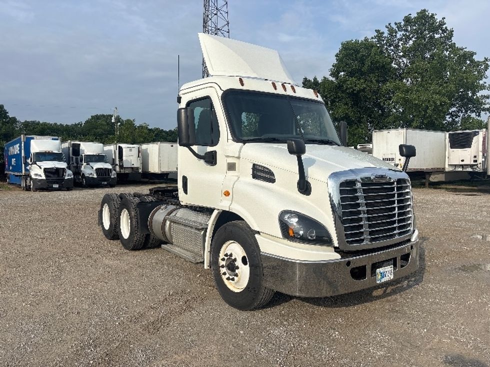 Day Cab Tractor-Heavy Duty Tractors-Freightliner-2018-Cascadia 11364ST-Piqua-OH-667,723\n\t\tmiles-$ 22,750 - Image 1