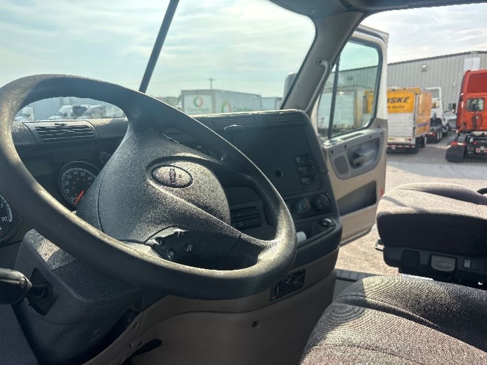 Day Cab Tractor-Heavy Duty Tractors-Freightliner-2018-Cascadia 11364ST-Piqua-OH-667,723\n\t\tmiles-$ 22,750 - Image 10