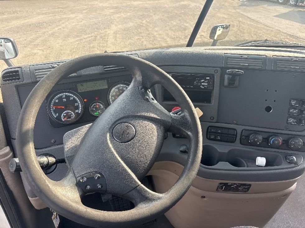 Day Cab Tractor-Heavy Duty Tractors-Freightliner-2018-Cascadia 11364ST-Piqua-OH-667,723\n\t\tmiles-$ 22,750 - Image 11