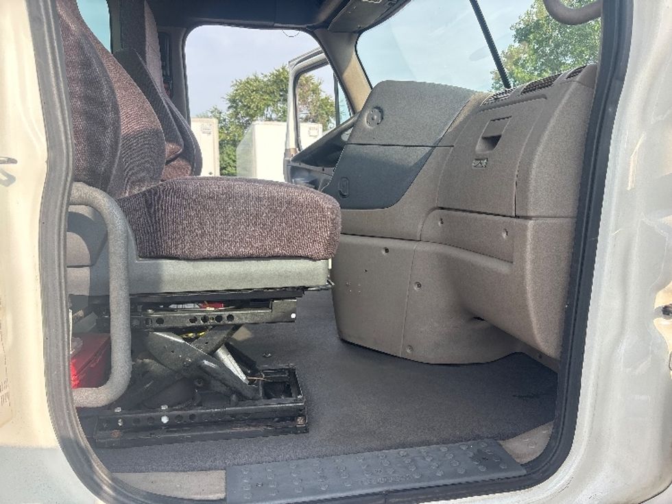 Day Cab Tractor-Heavy Duty Tractors-Freightliner-2018-Cascadia 11364ST-Piqua-OH-667,723\n\t\tmiles-$ 22,750 - Image 12