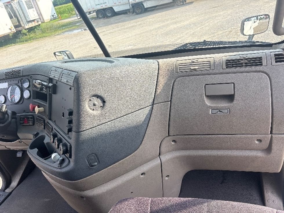 Day Cab Tractor-Heavy Duty Tractors-Freightliner-2018-Cascadia 11364ST-Piqua-OH-667,723\n\t\tmiles-$ 22,750 - Image 13