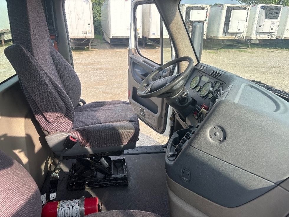 Day Cab Tractor-Heavy Duty Tractors-Freightliner-2018-Cascadia 11364ST-Piqua-OH-667,723\n\t\tmiles-$ 22,750 - Image 14