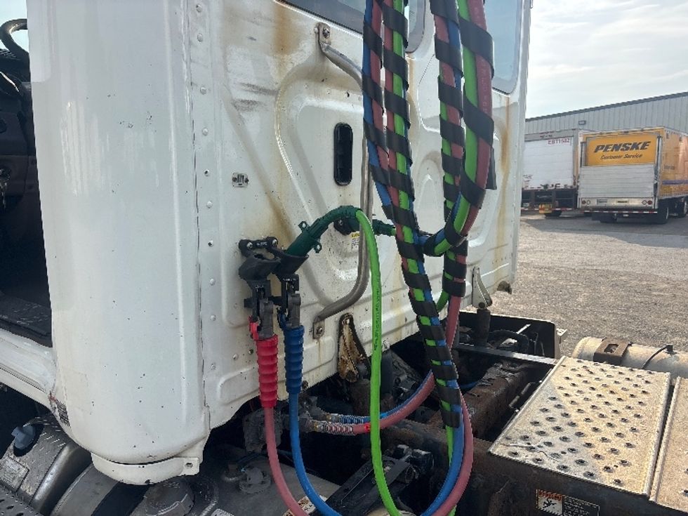 Day Cab Tractor-Heavy Duty Tractors-Freightliner-2018-Cascadia 11364ST-Piqua-OH-667,723\n\t\tmiles-$ 22,750 - Image 17