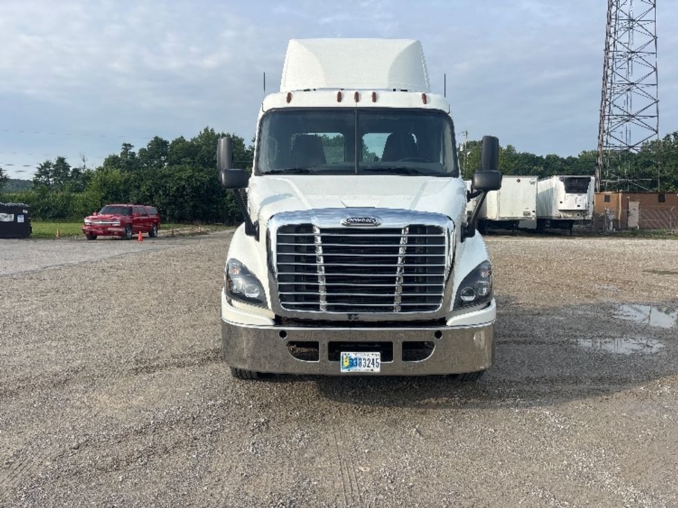 Day Cab Tractor-Heavy Duty Tractors-Freightliner-2018-Cascadia 11364ST-Piqua-OH-667,723\n\t\tmiles-$ 22,750 - Image 2