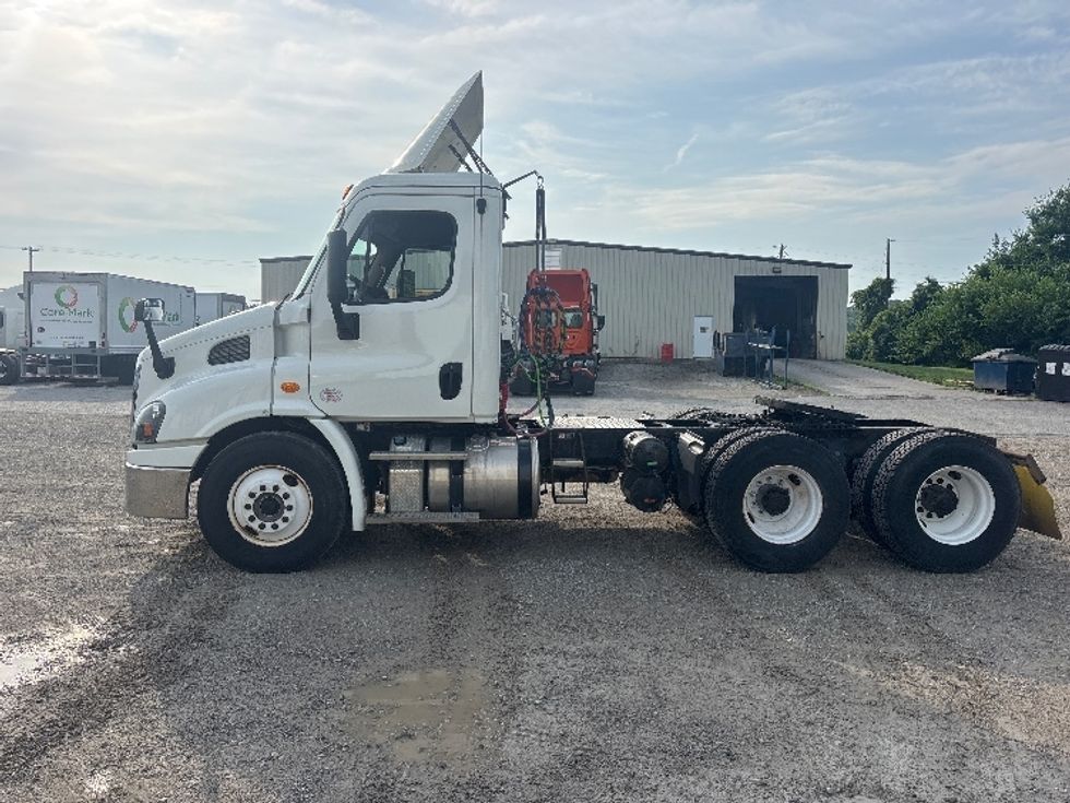 Day Cab Tractor-Heavy Duty Tractors-Freightliner-2018-Cascadia 11364ST-Piqua-OH-667,723\n\t\tmiles-$ 22,750 - Image 4