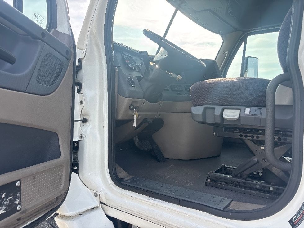 Day Cab Tractor-Heavy Duty Tractors-Freightliner-2018-Cascadia 11364ST-Piqua-OH-667,723\n\t\tmiles-$ 22,750 - Image 9