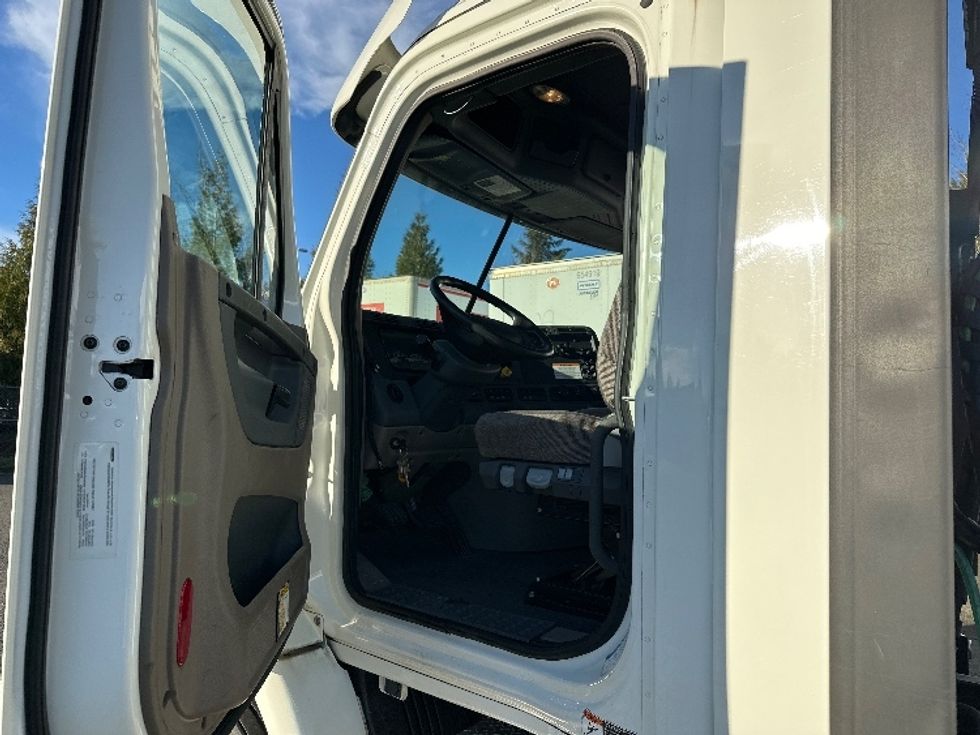 Day Cab Tractor-Heavy Duty Tractors-Freightliner-2018-Cascadia 11364ST-Portland-OR-179,684\n\t\tmiles-$ 48,250 - Image 9