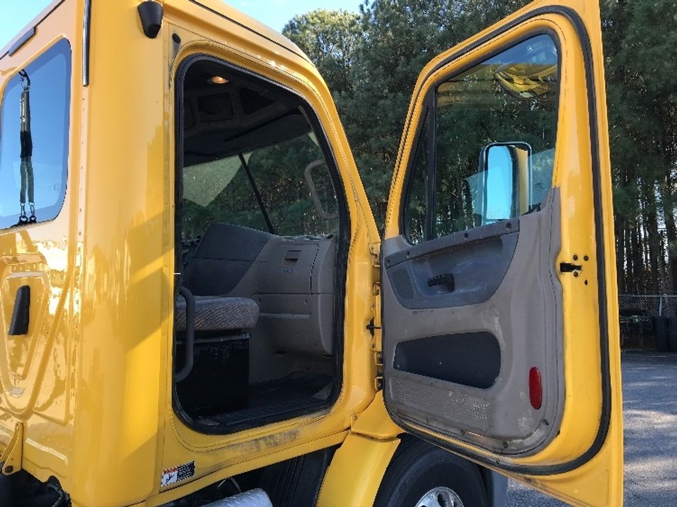 Day Cab Tractor-Heavy Duty Tractors-Freightliner-2018-Cascadia 11364ST-Prince George-VA-532,357\n\t\tmiles-$ 28,500 - Image 12