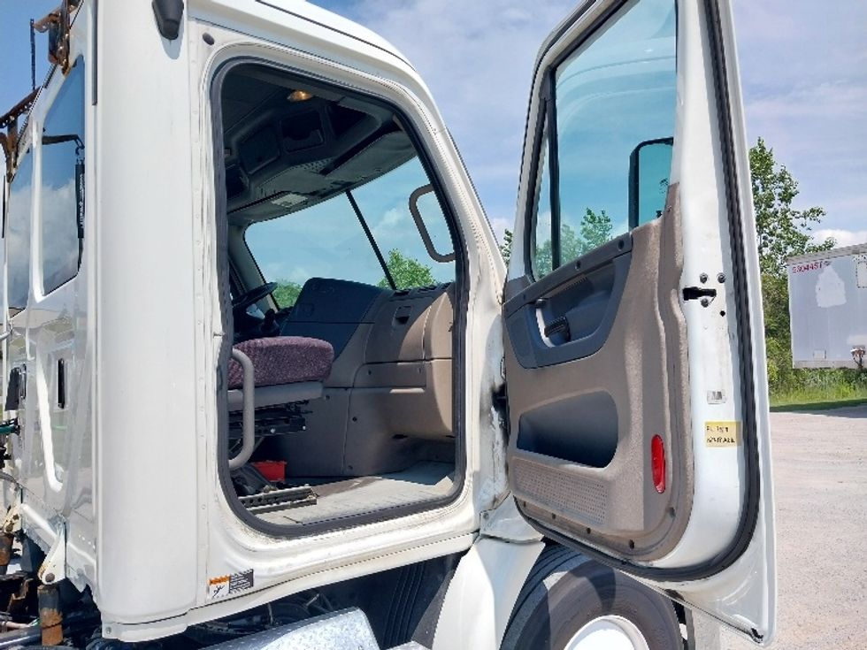 Day Cab Tractor-Heavy Duty Tractors-Freightliner-2018-Cascadia 11364ST-Saginaw-MI-431,031\n\t\tmiles-$ 40,000 - Image 12
