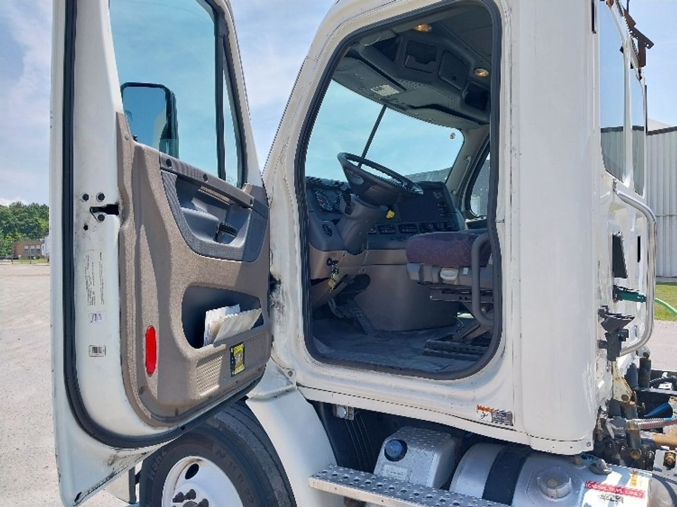 Day Cab Tractor-Heavy Duty Tractors-Freightliner-2018-Cascadia 11364ST-Saginaw-MI-431,031\n\t\tmiles-$ 40,000 - Image 9