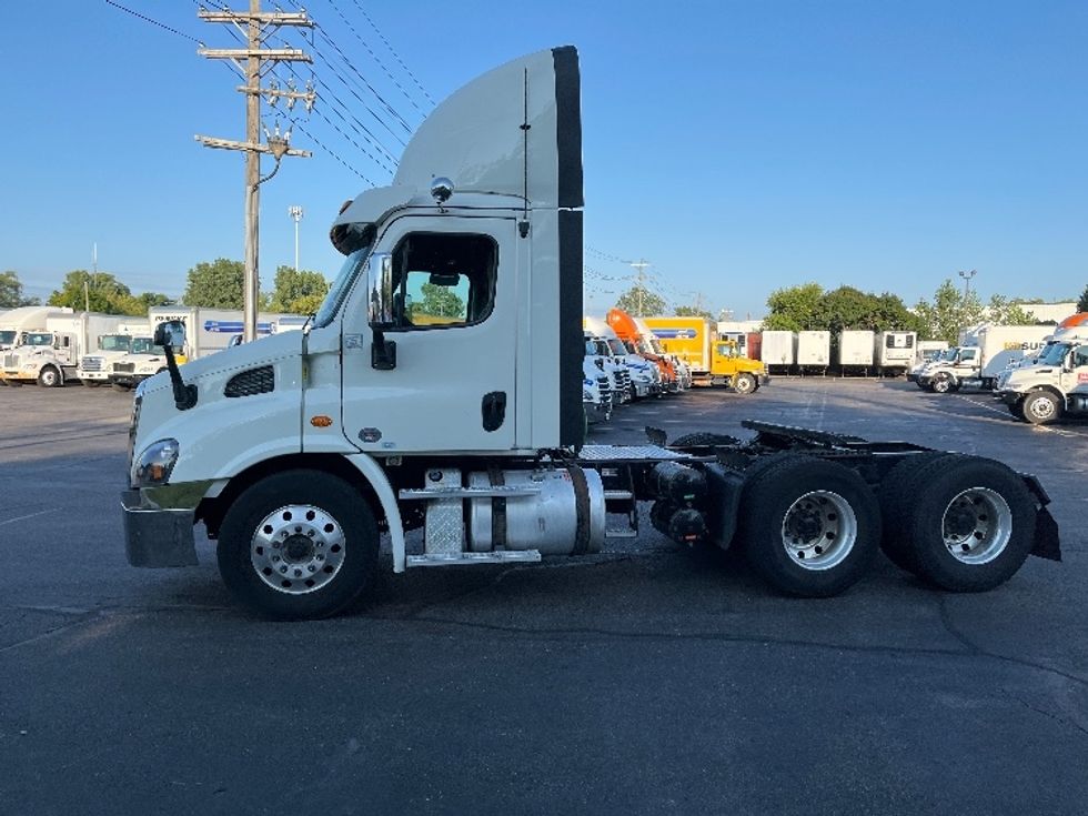 Day Cab Tractor-Heavy Duty Tractors-Freightliner-2018-Cascadia 11364ST-Saginaw-MI-444,037\n\t\tmiles-$ 41,250 - Image 4